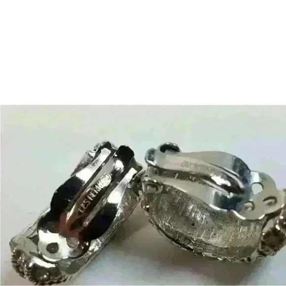 VINTAGE SPARKLING LES BERNARD SILVER TONE GLASS GEMS HALF HOOP CLIP ON EARRINGS - Picture 10 of 16